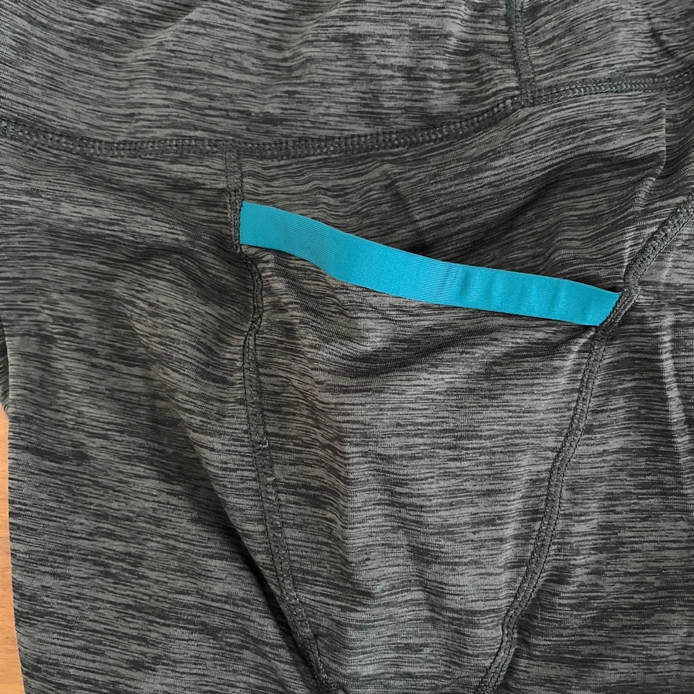Cropped running pants (just below the knee)/athletic wear